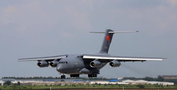 线上炒股配资 空军使用多架运-20送新飞行学员赴空军航空大学报到，女飞行学员平均成绩超出101分