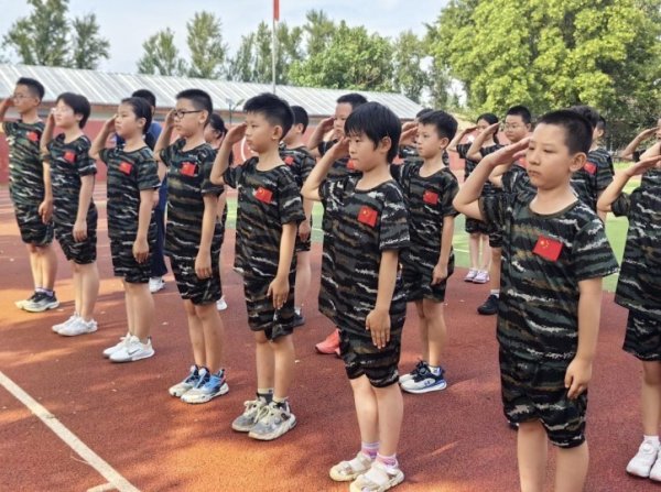 线上炒股配资 “小小铁兵”体验军事夏令营