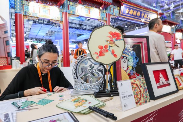 线上炒股配资 非遗“金招牌”现场展技艺，北京补绣等你来体验